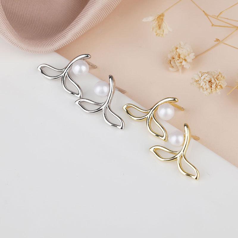 Милые маленькие серьги из жемчуга. Элегантные и свежие серьги на Новый год.