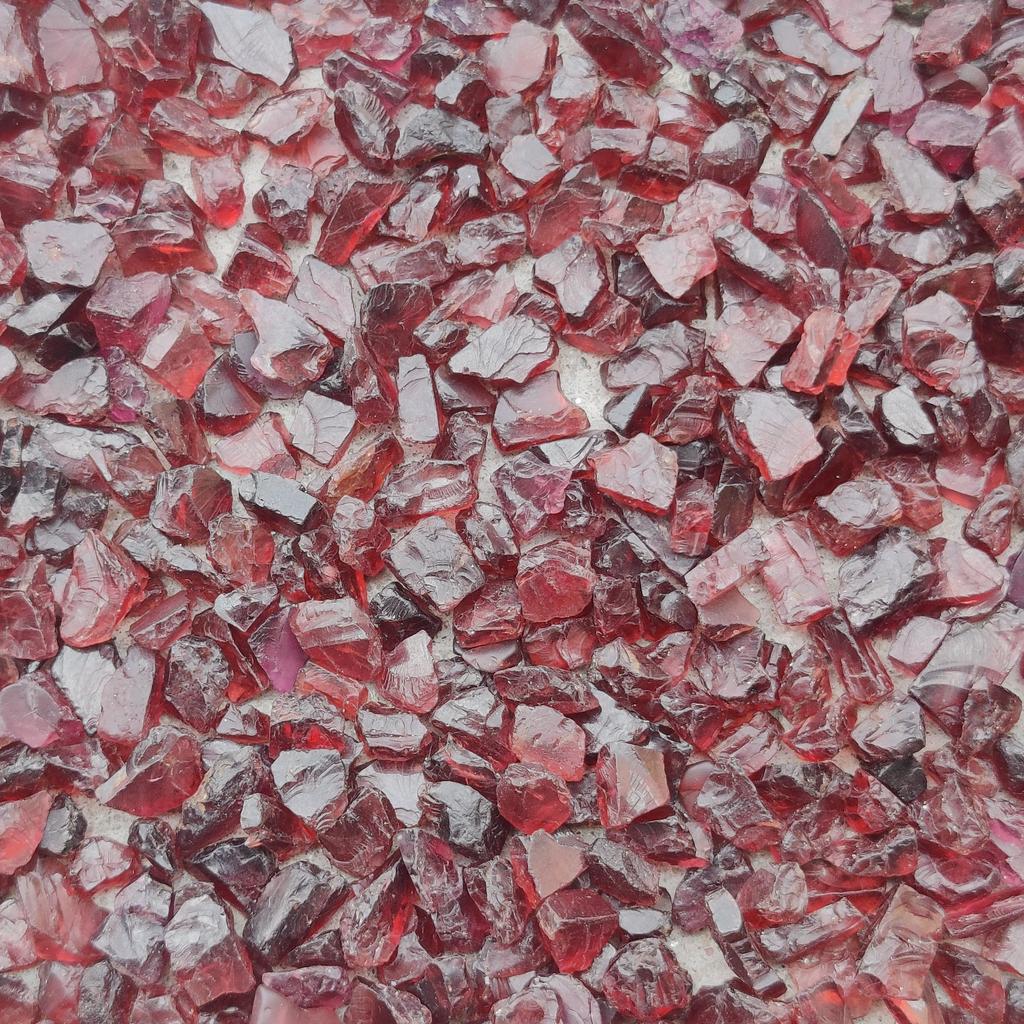 Необработанный красный гранат, природный необработанный гранат, необработанный камень красного граната, необработанный гранат, необработанный необработанный красный гранат для ювелирных изделий.