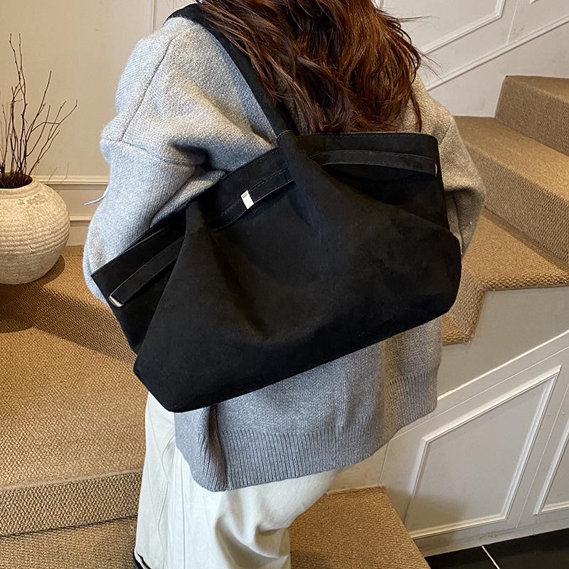 Women's Suede Pleated Tote Bag - Large Capacity, Retro Korean Style Shoulder Handbag for Autumn/Winter 2025