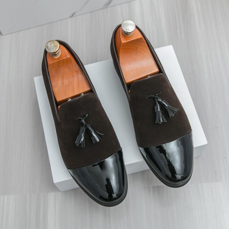 Модные туфли лоферы с кисточками для британского джентльмена, новая мужская обувь с острым носком из лакированной кожи, мужская дизайнерская формальная обувь для свадебного платья, обувь для выпускного вечера