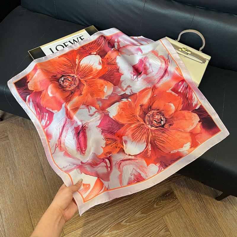 Retro silk scarves for women's new high-end accessories, neck small square scarf, scarf waist, fashionable and versatile, and gifts can be given.