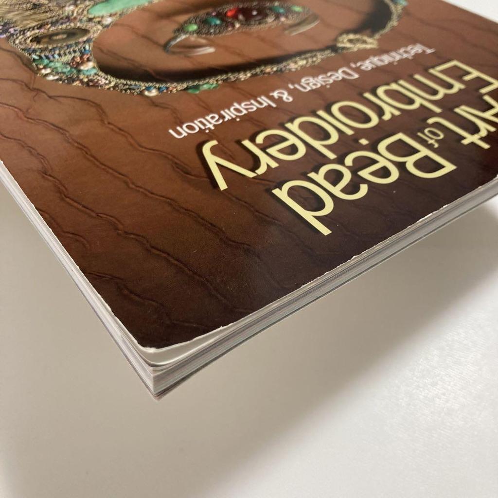 [Б/У] Книга в мягкой обложке: Искусство вышивки бисером: техники, дизайны и вдохновение