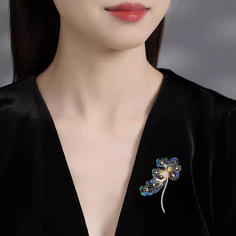 Chinese Style Enamel Auspicious Cloud Brooch High-End Feminine Elegance Flower Pin Exquisite Retro Corsage Suit Accessories