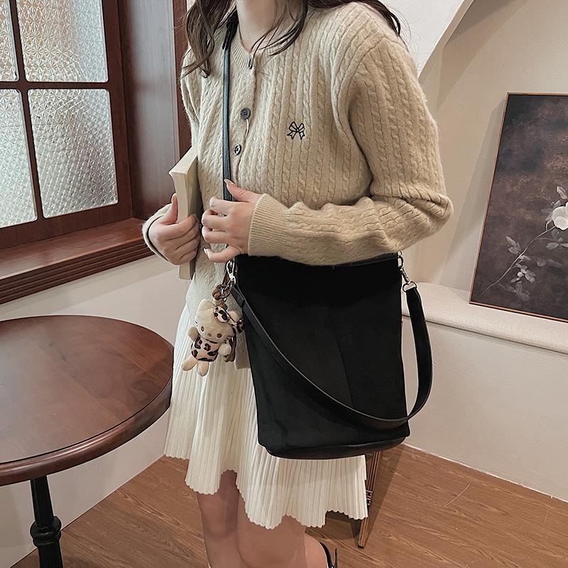 Однотонная женская сумка-ведро универсальная с простым одноплечевым ремешком в стиле ретро и универсальная