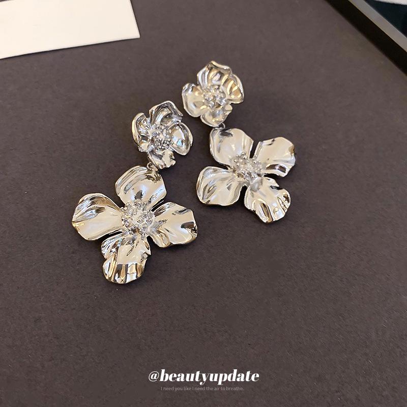 Серебряные серьги-подвески в виде цветка в холодном стиле «Игла» — элегантный, модный, роскошный дизайн высшего класса