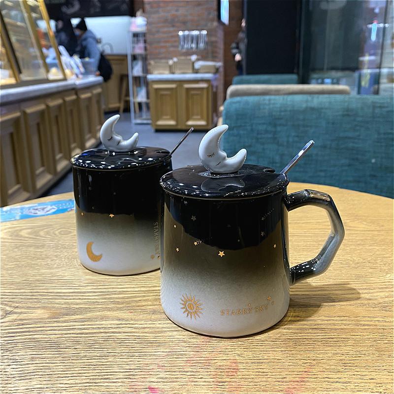 Кружка Creative Cup Literary Girl Mug с простым градиентным рисунком, звездным небом и изображением большого живота, керамическая, с крышкой и ложкой.