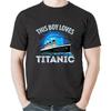 Этот мальчик любит RMS Titanic Просто мальчик, который любит Титаник Детская футболка Свитшот Худи Топ для мужчин Женщин Детей Черный
