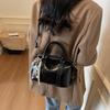 Корейская версия портативная сумка для боулинга женская 2025 новая ретро нишевая сумка-подушка для поездок универсальная на плечо сумка-мессенджер