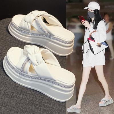 Летние женские шлепанцы на толстой подошве, с крутым подъемом, новые, универсальные, для улицы, модные сандалии на танкетке с горкой и стразами