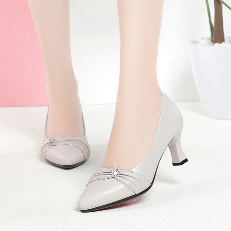 Новые женские туфли из мягкой кожи с острым носком на высоком каблуке для мам среднего возраста на весну и осень с неглубоким носком из кожи