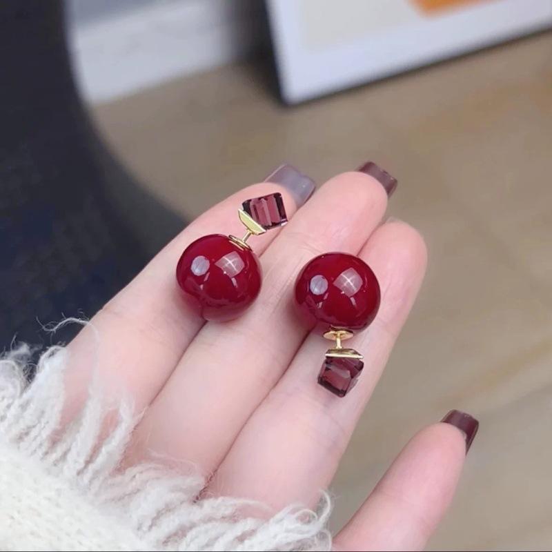 Серьги-гвоздики из кристаллов кубической формы, подходят как для дня, так и для вечера, универсальные и стильные, идеально дополнят деловой образ.. Женские аксессуары для ушей.