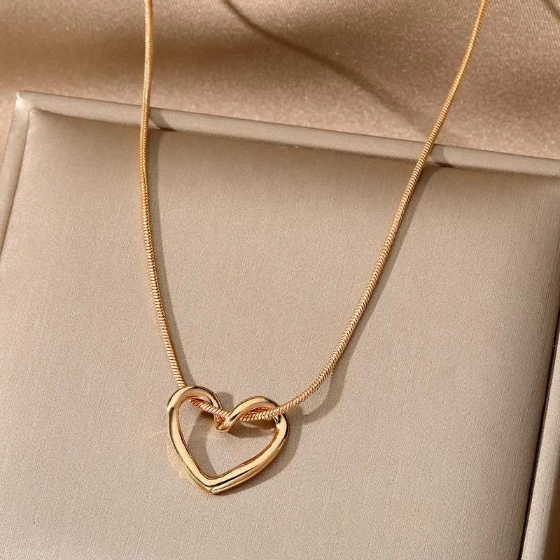 New Simple Hollow Love Heart Pendant Necklace for Women Fashion Creative Geometric Clavicle Chain Necklaces Party Jewelry Gift MIT
