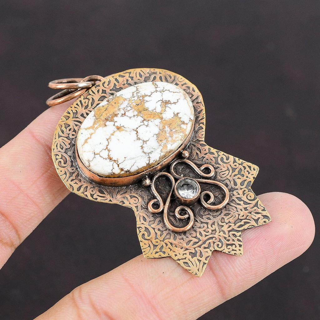 Подвеска из магнезита с дикой лошадью. Кулон с белым топазом. Медный кулон. Ювелирные изделия из драгоценных камней. Кулон ручной работы. Медные украшения. Дизайнерский кулон для подарка.