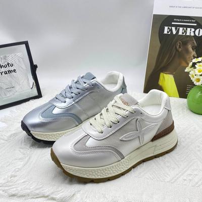 Маленькое увеличение внутренней высоты женские весенне-осенние спортивные универсальные туфли на платформе белые