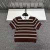 Полосатый трикотажный топ с коротким рукавом и воротником из перламутра в стиле Miu Style Black Label - Коллекция Весна/Лето 2026