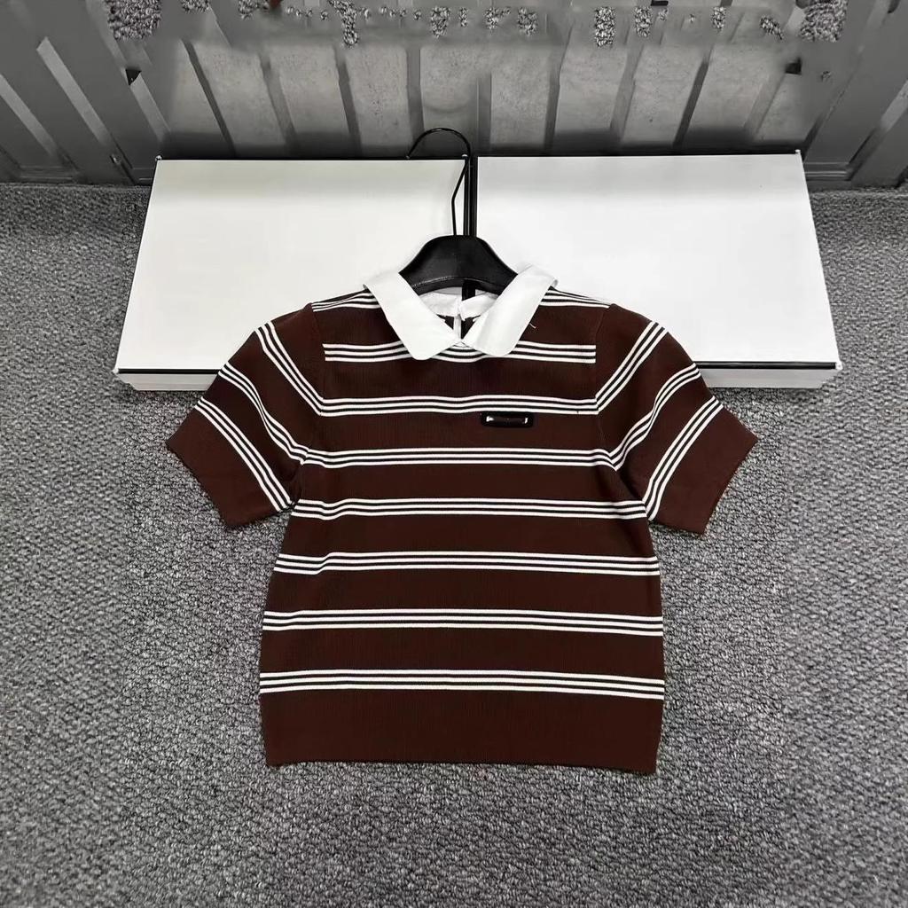 Полосатый трикотажный топ с коротким рукавом и воротником из перламутра в стиле Miu Style Black Label - Коллекция Весна/Лето 2026