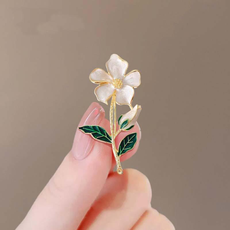 Summer Anti-Exposure Brooch: Fashionable and Luxurious Collar Pin for Women.