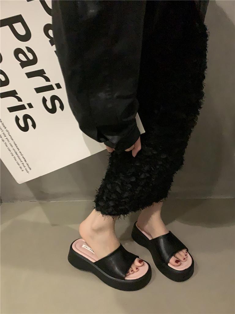 Простые удобные тапочки на толстой подошве для улицы, женская новинка 2024 года, повседневная пляжная обувь с кексами и рыбьим ртом