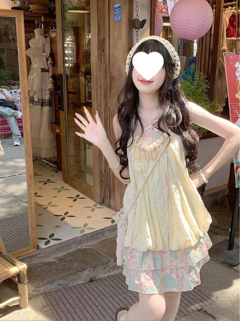 Платье-тюльпан в островном стиле с розово-зеленой цветочной лоскутной отделкой, присборенными бретелями, свободного кроя - Женская модель 2025 года