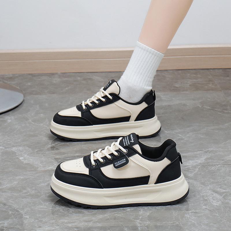 2025 весна маленькие белые туфли новая корейская версия женские студенческие туфли на платформе с увеличенным ростом спортивная обувь для сноуборда повседневная уличная съемка Q5615