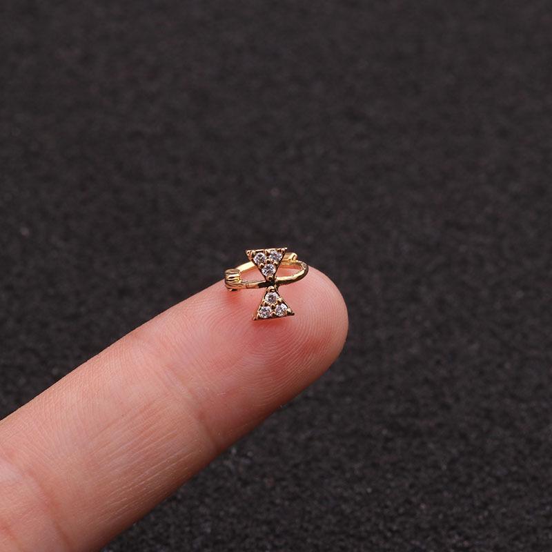 Изысканные маленькие серьги в хрящ с камнем