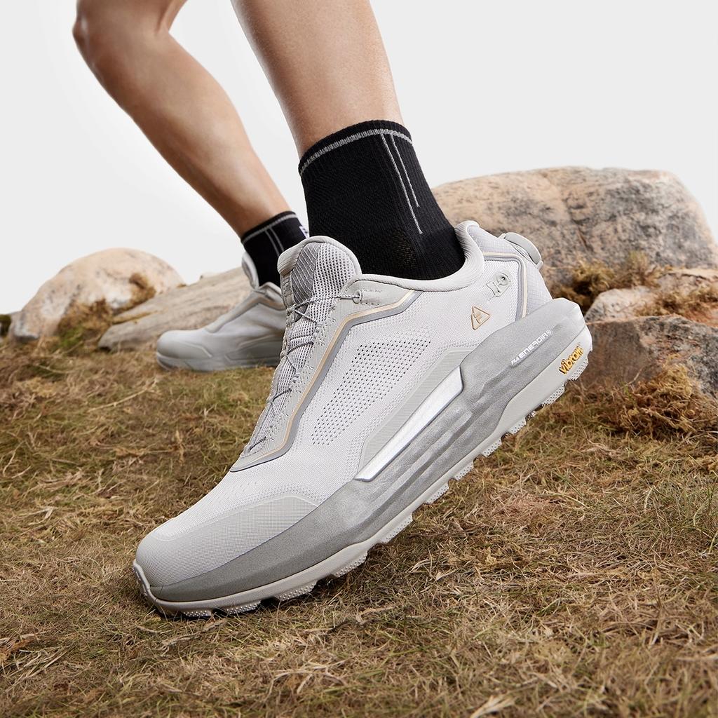 Fila Boa Explorer 2 Slip-On Минималистичные Универсальные Горного Стиля Дышащие Низкие Кроссовки для Активного Отдыха Мужская Обувь Лунно-Серый A12M431205FLR