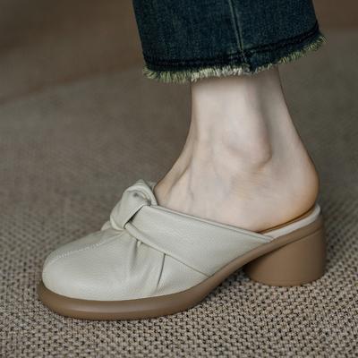 Крутые тапочки женские 2025 летняя обувь мягкие французские нишевые маффины толстая подошва полушлепки средний каблук сумка голова тапочки круглый носок