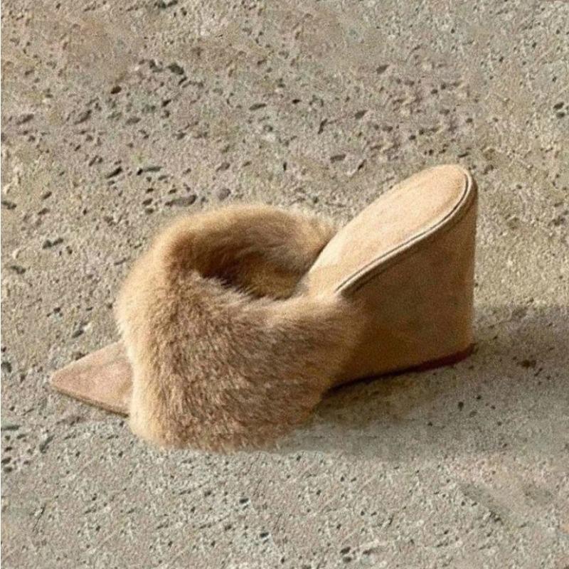 Модные пушистые женские тапочки на танкетке, сандалии на платформе с острым носком, туфли на высоком каблуке, зима 2025, дизайнерский бренд, вечерние, платье, сексуальная обувь
