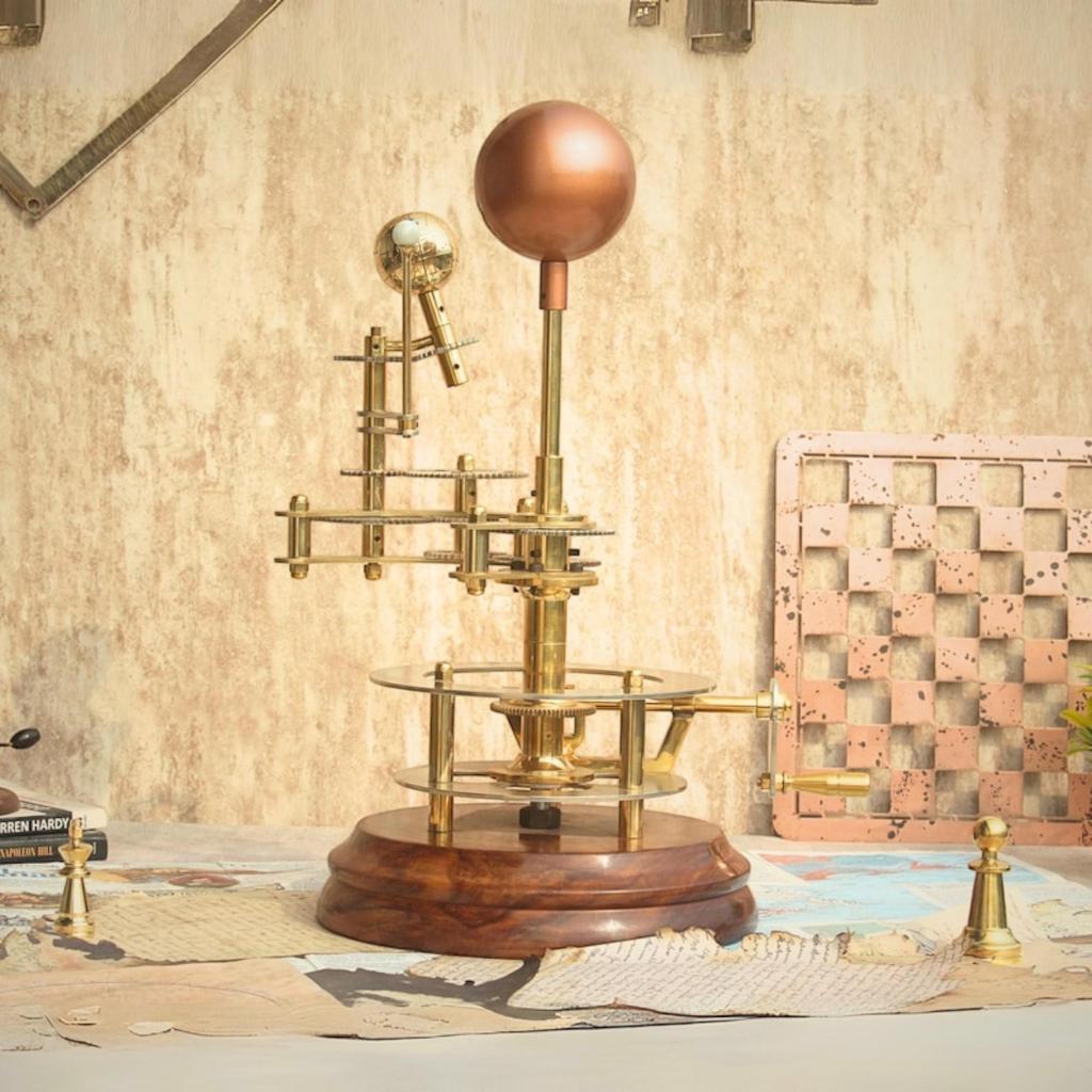 Латунная планетария, показывающая движение Земли и Луны вокруг Солнца