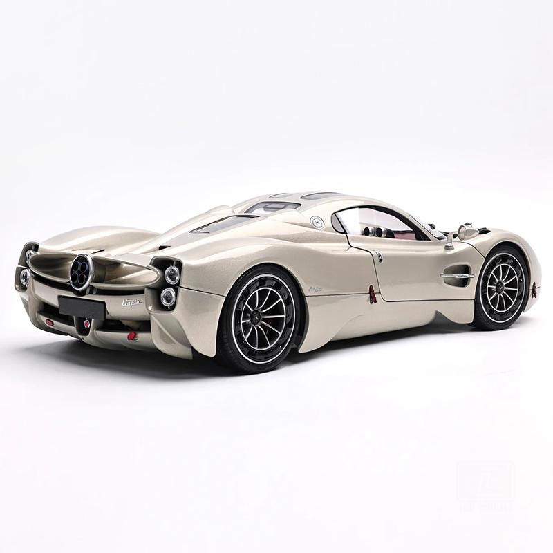 ЖК 1:18 для UTOPIA Модель спортивного автомобиля Utopia из сплава