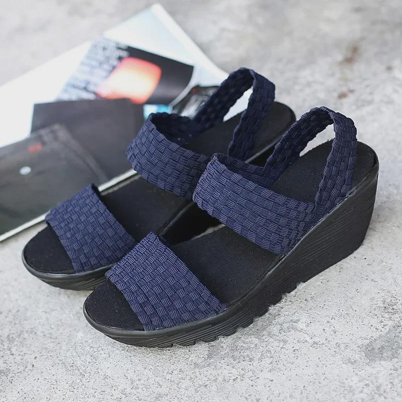 Большие легкие плетеные босоножки на танкетке с открытым носком для женщин