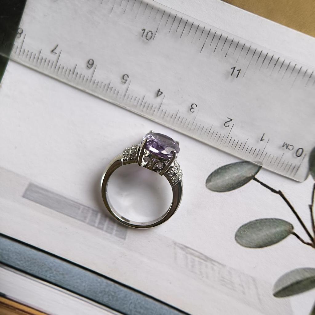 Серебряное кольцо с александритом 8.205ct, фианитами, вес изделия 5,01 гр (2187578)