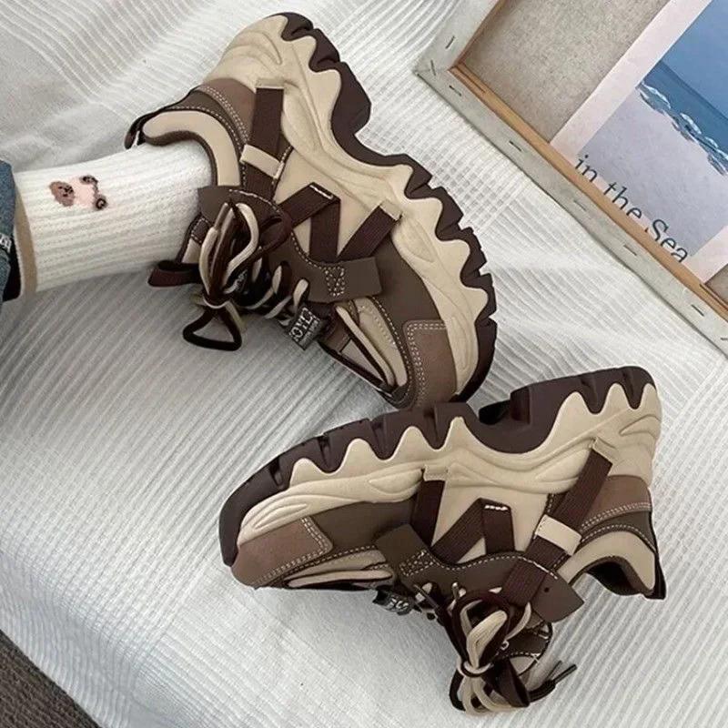 Кроссовки на толстой платформе для женщин, осенние повседневные туфли на шнуровке из вулканизированной стали, женская спортивная обувь на высоком каблуке 2025 года