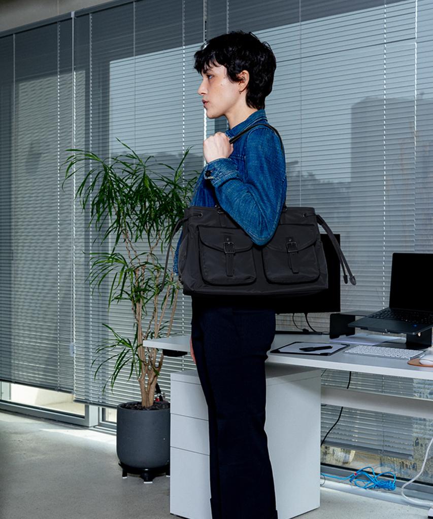 Debbyoung Nylon Pocket Bag [Black]