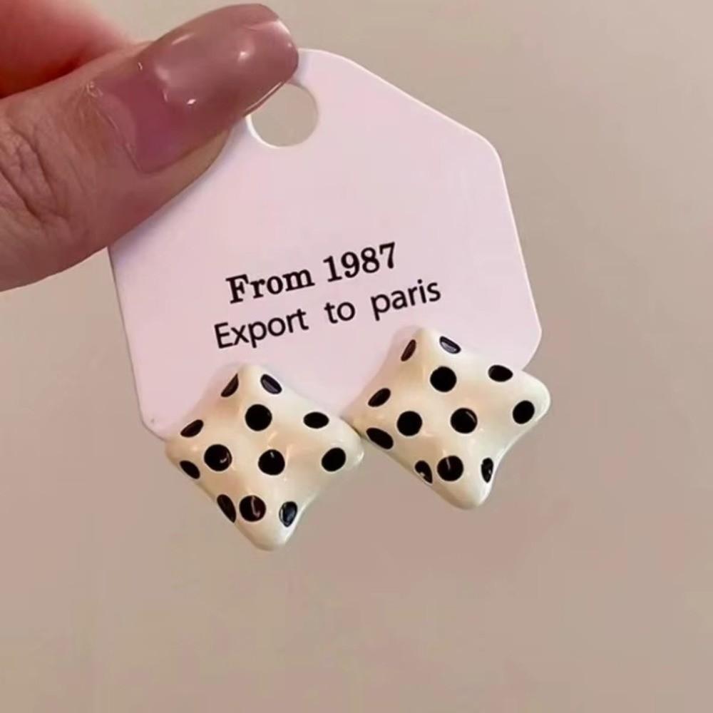Zinc Zinc Alloy Round Stud Earrings Temperament Jewelry Gift Vintage Polka Dot Earrings Banquet