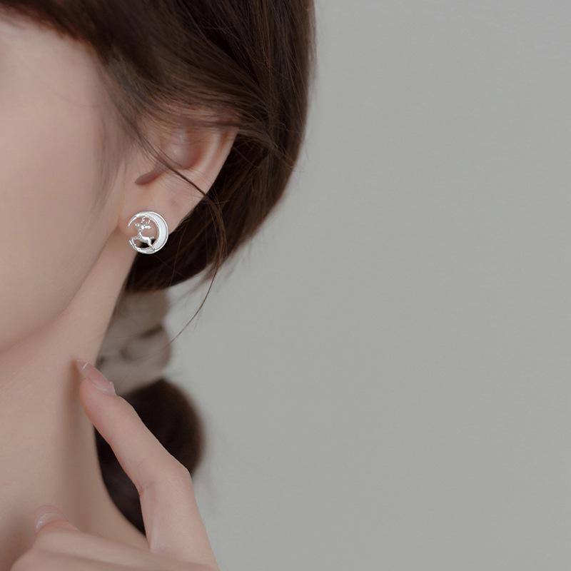 Трендовые рождественские серьги-пусеты «Луна и олень» 2025: Милый, Свежий Стиль