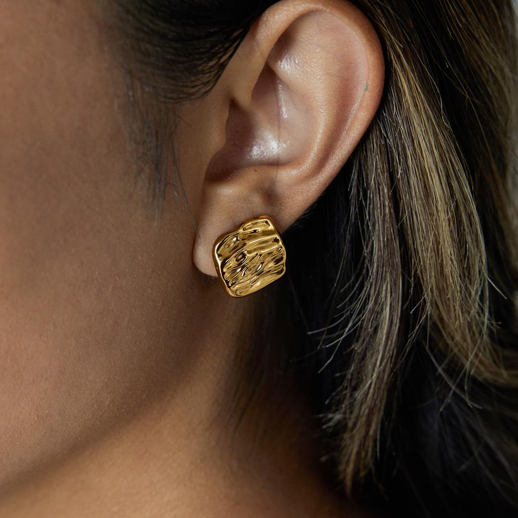 Yori Fashion Серьги-гвоздики из нержавеющей стали с молотковым покрытием, плиссированные, геометрической формы, квадратные, для женщин, элегантные, шикарные, привлекательные, ювелирный подарок