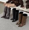 Пустошь ветер осень и зима новые сапоги женские до колена заостренные пряжка ремня танкетка западные ковбойские сапоги высокие сапоги-чулки