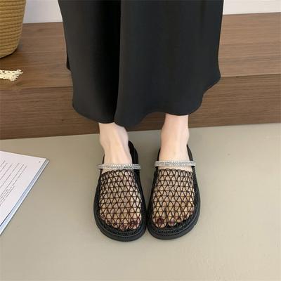 Крутые шлепанцы на толстой подошве женские для улицы нишевые летние с закрытым носком сетчатые со стразами на мягкой подошве пляжные полушлепанцы