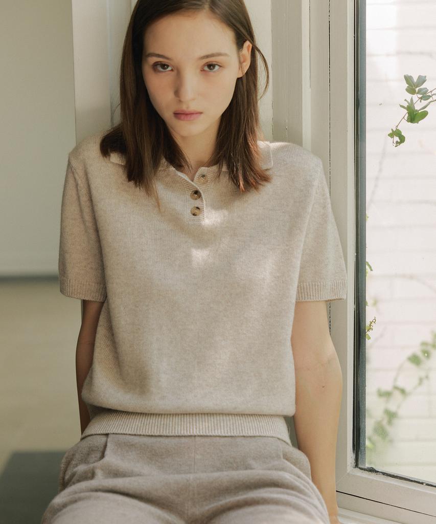 JE NE SAIS QUOI Cashmere Short Sleeve Polo Knit_ Burgundy