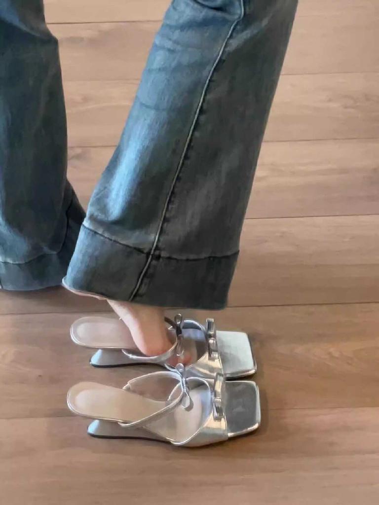 Сандалии женские с французским бантом на квадратной танкетке 2025 года, летняя новинка, фея с юбкой, слово на высоком каблуке, для улицы