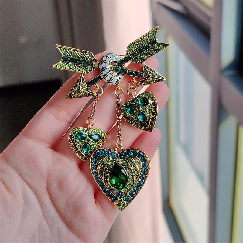 Брошь «Стрела любви Купидона», ретро-брошь «Стрела через сердце», инкрустированная бриллиантами, бахрома, аксессуары