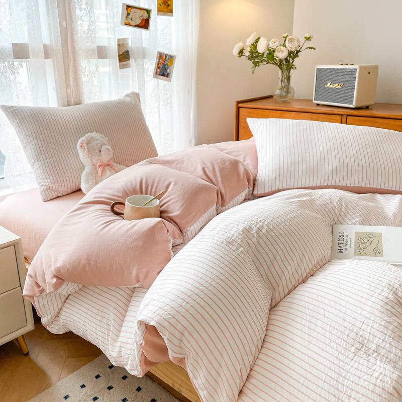 Минималистичный комплект постельного белья из стиранного хлопка: Трехпредметный комплект для общежитий, включает простыню, пододеяльник и четыре наволочки