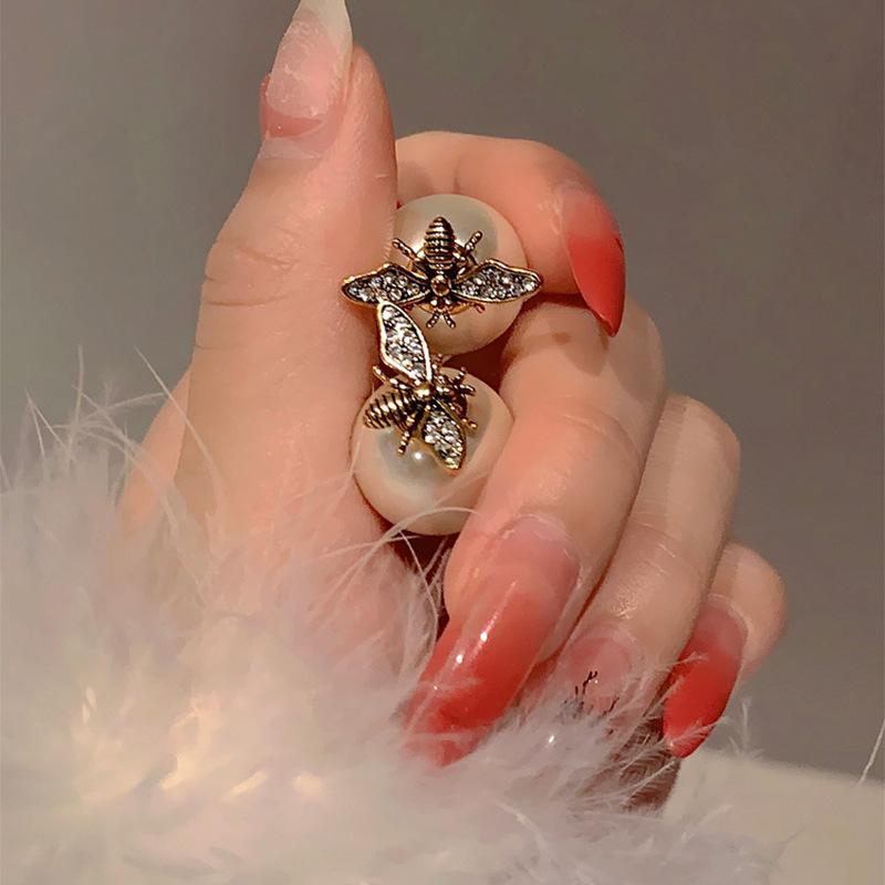 Жемчужные серьги-пусеты с пчелами спереди и сзади, литературные и художественные, с темпераментом поклонника, высококлассные серьги-пусеты, модные серьги в стиле легкой роскоши