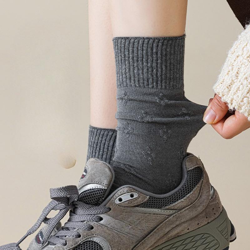 Autumn and Winter Women's Three-dimensional Relief Vertical Rib Ribbed Mid-calf Socks, Simple Solid Color Cotton Pile Socks, Boneless Socks for Women