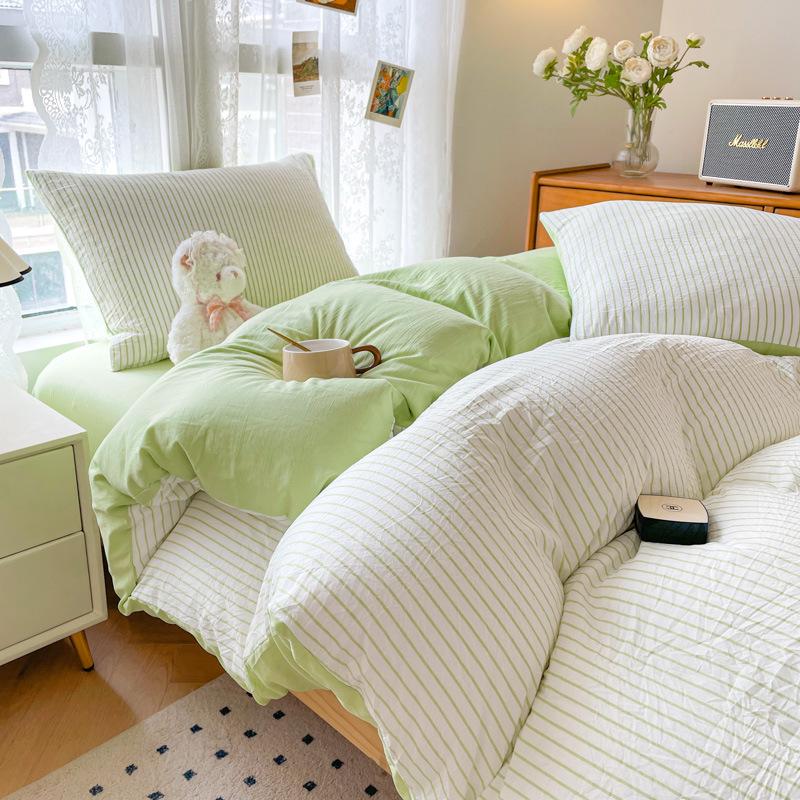 Минималистичный комплект постельного белья из стиранного хлопка: Трехпредметный комплект для общежитий, включает простыню, пододеяльник и четыре наволочки