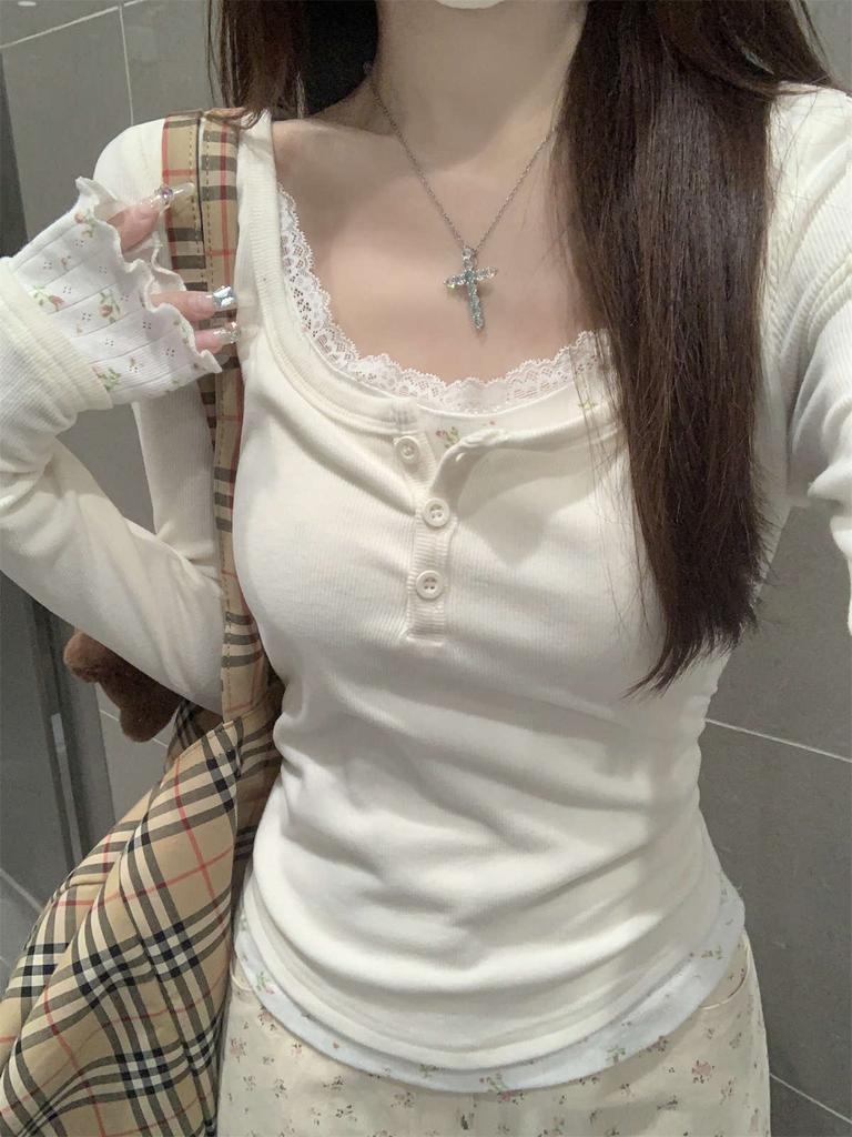 Милая футболка с U-образным вырезом, кружевными длинными рукавами и плиссированным низом, женская, для ранней весны, с двумя пуговицами