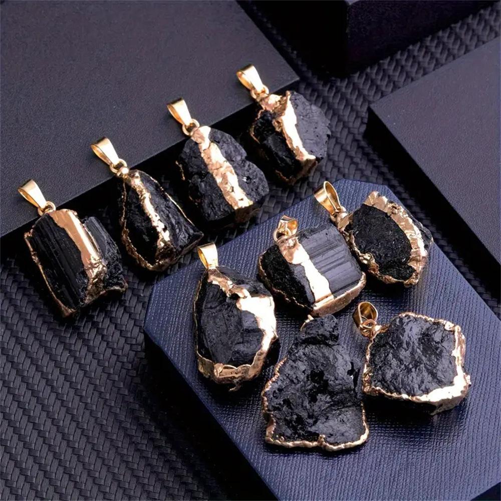 Ожерелье с подвеской из натурального черного турмалина с необработанным камнем, позолоченным краем, горячая распродажа с черным кожаным шнуром, прямые волосы от производителя.