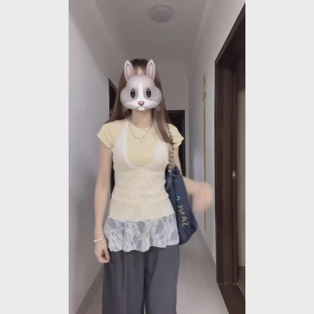 Женский топ из коллекции начала осени 2024 года с белым кружевом, бретельками через шею, внутренним слоем с V-образным вырезом и внешним кардиганом без рукавов.