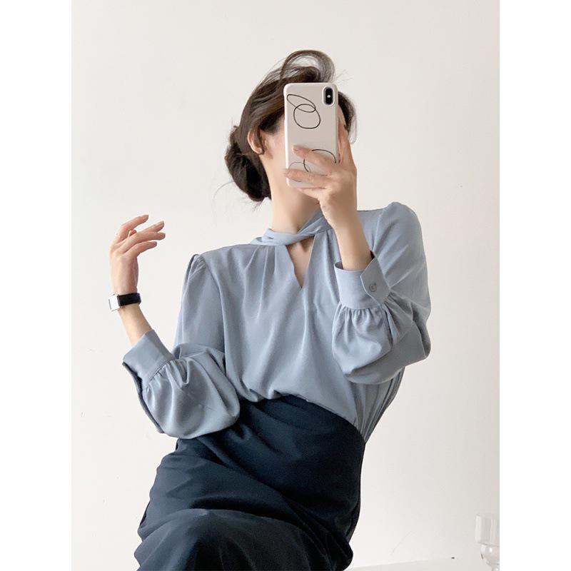 Блузка женская атласная цвета дымчато-голубого без воротника - Ажурный дизайн, Высококлассный профессиональный стиль Весна 2025.